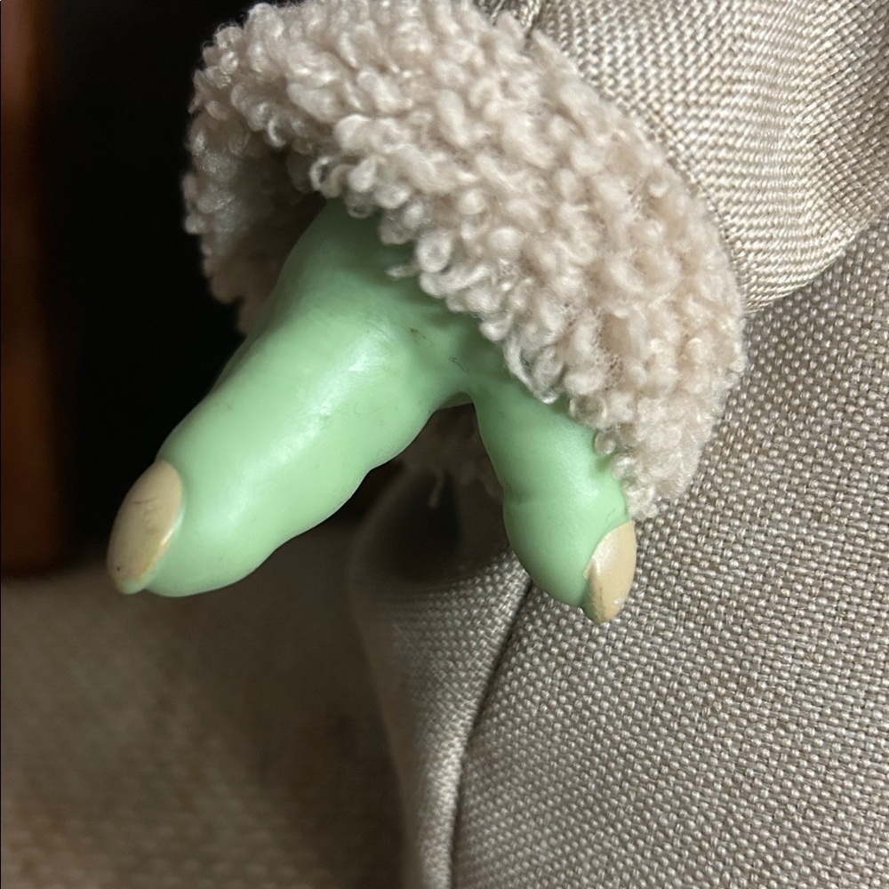 Star Wars Green Alien Plush with Cream Robe - Picture 5 of 6